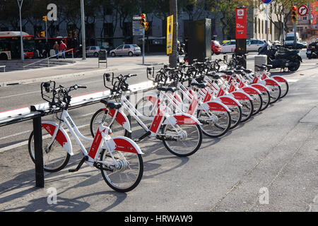 Barcelona, Spanien - 29. Februar 2016: Bicing Fahrrad-sharing-Station in der Nähe von Placa d'Espagna. Stockfoto