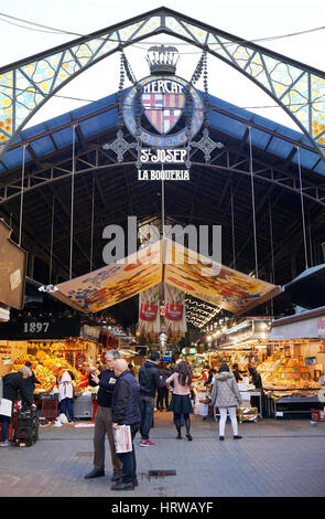 Barcelona, Spanien - 1. März 2016: Mercat de Sant Josep, besser bekannt als La Boqueria, ist beliebt bei Einheimischen und Touristen gleichermaßen. Stockfoto