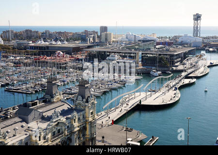 Barcelona, Spanien - 1. März 2016: Luftaufnahme des Port Vell und Barceloneta mit Rambla del Mar, Brücke, Darsena Nacional Marina und Maremagnum shoppin Stockfoto