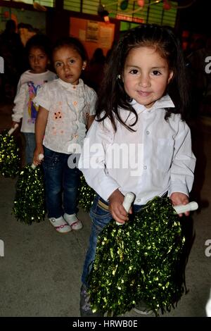 Anfängliche Schuljubiläum in SAPALACHE "Las Huaringas" - HUANCABAMBA. - Abteilung von Piura - PERU Stockfoto