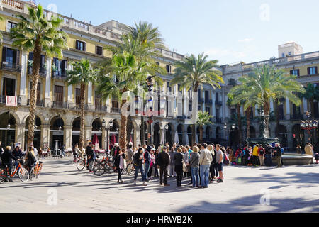 Barcelona, Spanien - 2. März 2016: Placa Reial bevölkert durch große Gruppen von Touristen auf Stadtführungen. Stockfoto