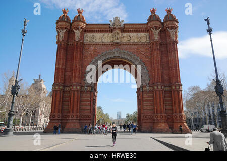 Barcelona, Spanien - 1. März 2016: Der Arc de Triomf ursprünglich als das Haupttor für die Barcelona Weltausstellung 1888 entstand. Stockfoto