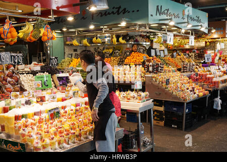 Barcelona, Spanien - 2. März 2016: Marktstände Mercat de Sant Josep, besser bekannt als La Boqueria, bietet frisches Obst und Saft. Stockfoto