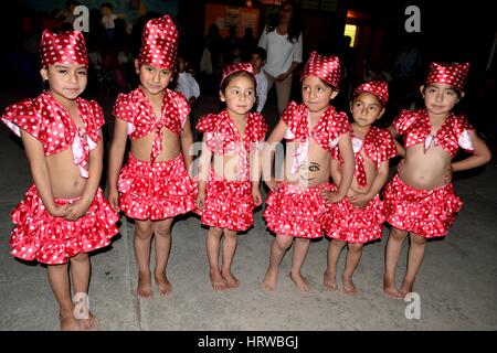 Anfängliche Schuljubiläum in SAPALACHE "Las Huaringas" - HUANCABAMBA. - Abteilung von Piura - PERU Stockfoto