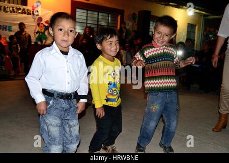 Anfängliche Schuljubiläum in SAPALACHE "Las Huaringas" - HUANCABAMBA. - Abteilung von Piura - PERU Stockfoto