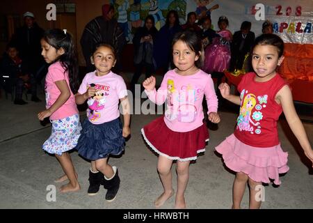 Anfängliche Schuljubiläum in SAPALACHE "Las Huaringas" - HUANCABAMBA. - Abteilung von Piura - PERU Stockfoto