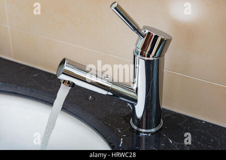 Wasser nicht mehr aus Edelstahl Wasserhahn, ein Waschbecken im Badezimmer Stockfoto