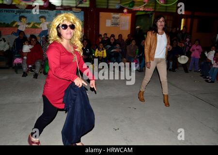 Anfängliche Schuljubiläum in SAPALACHE "Las Huaringas" - HUANCABAMBA. - Abteilung von Piura - PERU Stockfoto