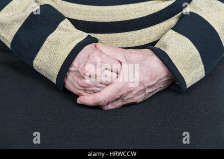 Faltige Hände der alten Frau sitzen Holding einer nach dem anderen, Nahaufnahme Stockfoto