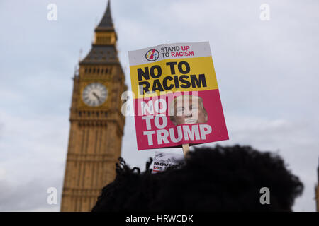 Demonstrant hält eine Plakat-Lesung: "Keine zu Rassismus, ohne zu Trumpf", Big Ben im Hintergrund. Stockfoto