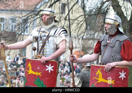 Reenactment der römischen Legionäre, stehend auf der Hut sein, während das Straßentheater Geheimnis der Passion. Stockfoto