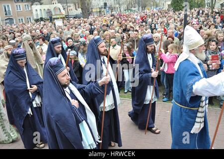 Schauspielern nachspielen Sanhedrin Mitglieder, gonna Pilatus, während das Straßentheater Geheimnis der Passion. Stockfoto