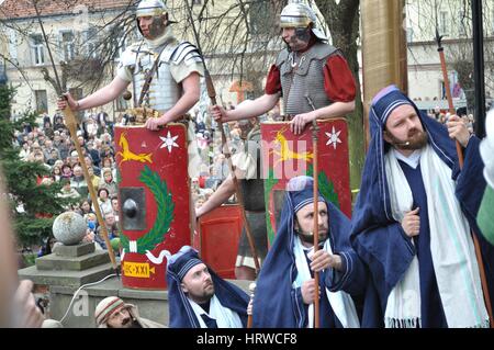 Reenactment der römischen Legionäre und Mitglieder des Sanhedrin, während das Straßentheater Geheimnis der Passion. Stockfoto