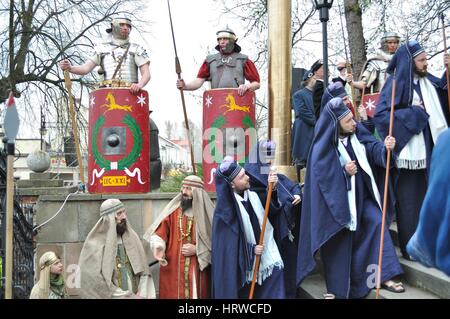 Reenactment der römischen Legionäre und Mitglieder des Sanhedrin, während das Straßentheater Geheimnis der Passion. Stockfoto