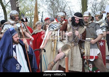 Schauspielern nachspielen der Testversion von Barabbas im Praetorium vor Pontius Pilate, während das Straßentheater Geheimnis der Passion. Stockfoto