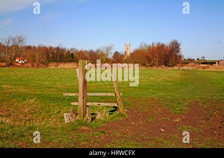 Ein Blick auf einen öffentlichen Fußweg über Farmland auf den Norfolk Broads in Runham, Norfolk, England, Vereinigtes Königreich. Stockfoto