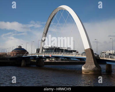 Clyde Arc (lokal bekannt als die Squinty-Brücke), ist eine Straßenbrücke überspannt den Fluss Clyde in Glasgow, Schottland