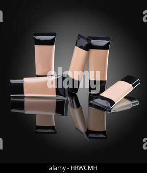 Ton Creme Kosmetiktuben. Studio-Fotografie von Rohren mit Foundation Creme auf schwarzem Hintergrund Stockfoto