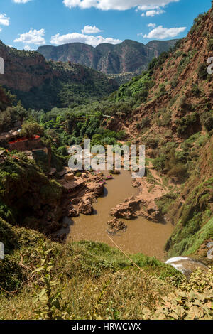 Fälle von Ouzoud, Kaskaden d'Ouzoud, Marokko.  Ansicht des Flusses unterhalb der Fälle. Stockfoto