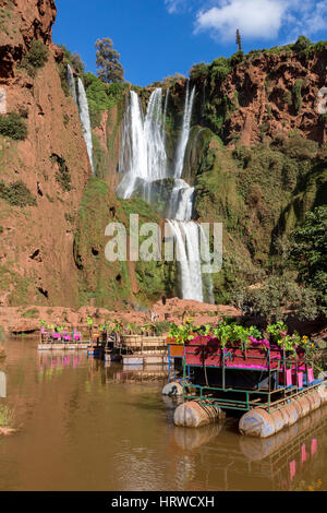 Fälle von Ouzoud, Kaskaden d'Ouzoud, Marokko.  Flöße für Touristen im Vordergrund. Stockfoto