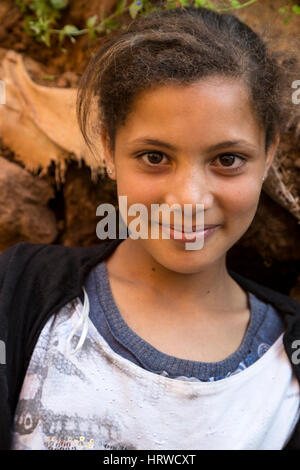 Fälle von Ouzoud, Kaskaden d'Ouzoud, Marokko.  Mädchen junge Amazigh-Berber. Stockfoto