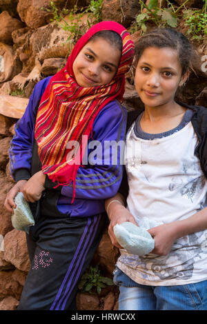 Fälle von Ouzoud, Kaskaden d'Ouzoud, Marokko.  Mädchen, junge Amazigh-Berber. Stockfoto