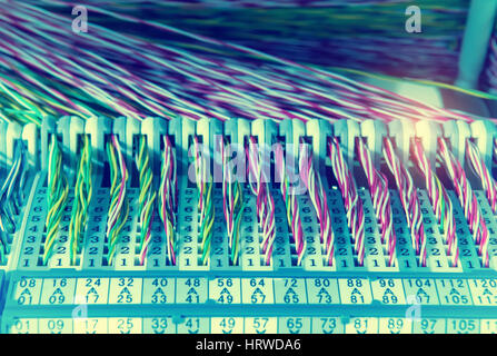 Blick auf buntes elektrische Leitungen und Kabel Stockfoto