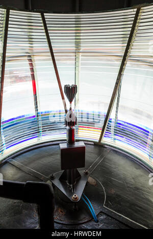 Moderne Leuchtturm-Laterne-Gehäuse mit LED-Licht und Fresnel-Bildschirm. Cromwell Punkt, Valentia Island, County Kerry, Irland Stockfoto