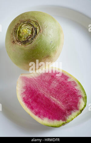 Wassermelone Radieschen. Man ist offen zu zeigen, wie innen rot geschnitten Stockfoto