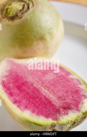 Wassermelone Radieschen. Man ist offen zu zeigen, wie innen rot geschnitten Stockfoto