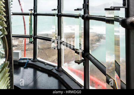 Moderne Leuchtturm-Laterne-Gehäuse mit LED-Licht und Fresnel-Bildschirm. Cromwell Punkt, Valentia Island, County Kerry, Irland Stockfoto