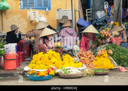 Hoi an, Vietnam - März 14: vietnamesische Frauen in konische Hut Verkauf von Blumen auf dem Straßenmarkt Stockfoto