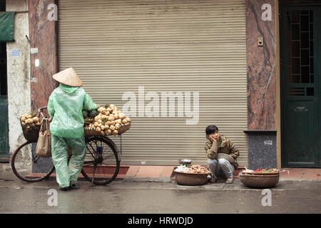 Hanoi, Vietnam - 3 März: Gemüse-Anbieter für Kunden auf der Straße von Hanoi, 3. März 2014 warten. Stockfoto