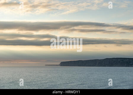 Schöne Aussicht auf Bempton Klippen von Filey Bucht an einem Morgen weiches Licht. Stockfoto