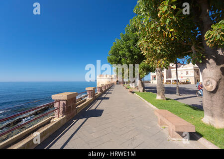 Die Promenade entlang der Stadtmauer von Alghero, Sassari, Sardinien, Italien Stockfoto