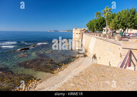 Blick auf Capo Caccia von der Promenade entlang der Stadtmauer von Alghero, Sassari, Sardinien, Italien Stockfoto