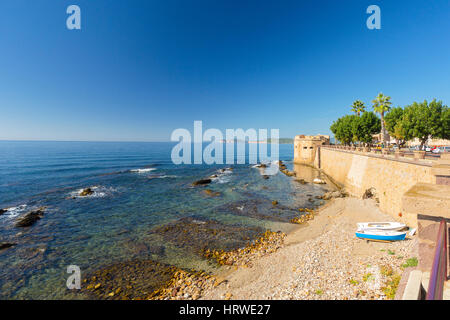 Blick auf Capo Caccia von der Promenade entlang der Stadtmauer von Alghero, Sassari, Sardinien, Italien Stockfoto