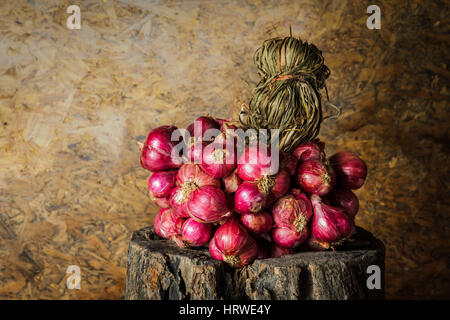 Stillleben mit Schalotten, rote Zwiebeln auf das Holz. Stockfoto