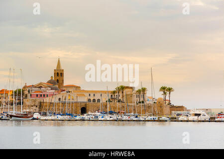 Ansicht-Hafen von Alghero-Stadt bei Sonnenuntergang, Sassari, Sardinien, Italien Stockfoto