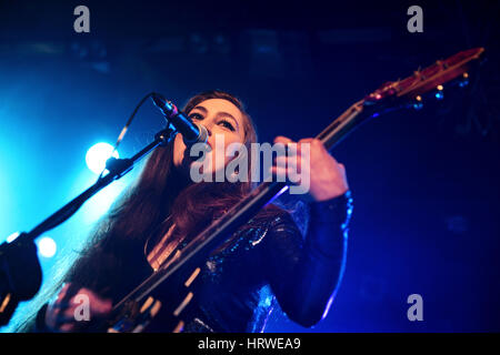 BARCELONA - 7 MAR: Kitty, Daisy und Lewis (R&B, Swing, Blues, Country und Rockabilly Band) im Konzert in Bikini Stadium am 7. März 2015 in Barcelona. Stockfoto