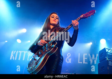 BARCELONA - 7 MAR: Kitty, Daisy und Lewis (R&B, Swing, Blues, Country und Rockabilly Band) im Konzert in Bikini Stadium am 7. März 2015 in Barcelona. Stockfoto