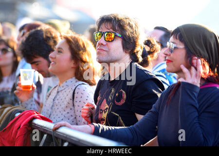 VALENCIA, Spanien - 4 APR: Menschenmenge sehen Sie ein Konzert beim MBC-Fest am 4. April 2015 in Valencia, Spanien. Stockfoto