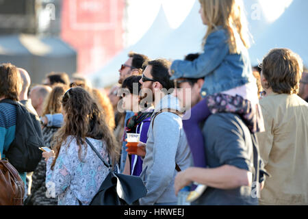 VALENCIA, Spanien - 4 APR: Menschenmenge sehen Sie ein Konzert beim MBC-Fest am 4. April 2015 in Valencia, Spanien. Stockfoto