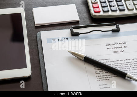 Close-up Lebenslauf Form, Stift, digital-Tablette, Taschenrechner und Visitenkarte im Schreibtisch aus Holz. Stockfoto