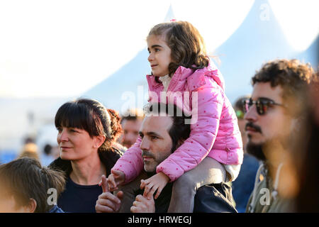 VALENCIA, Spanien - 5 APR: Menschenmenge sehen Sie ein Konzert beim MBC-Fest am 5. April 2015 in Valencia, Spanien. Stockfoto