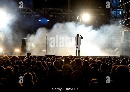 VALENCIA, Spanien - 5 APR: Menschenmenge sehen Sie ein Konzert beim MBC-Fest am 5. April 2015 in Valencia, Spanien. Stockfoto