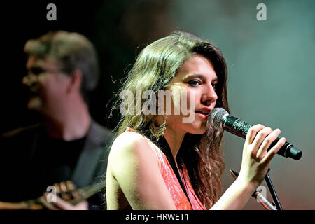 BARCELONA - 16 APR: Eva Fernandez Gruppe (Jazzband) führt auf Luz de Gas Club am 16. April 2015 in Barcelona, Spanien. Stockfoto