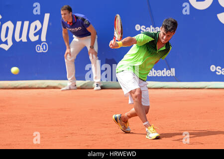 BARCELONA - 18 APR: Javier Marti (spanischer Tennisspieler) spielt bei der ATP Barcelona Open Banc Sabadell Conde de Godo-Turnier am 18. April 2015 in B Stockfoto