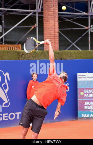 BARCELONA - 20 APR: Benoit Paire (Tennisspieler aus Frankreich) spielt bei der ATP Barcelona Open Banc Sabadell Conde de Godo-Turnier am 20. April 2015 Stockfoto