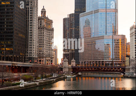 Blick auf die Innenstadt von Chicago vom Chicago River in der Abenddämmerung, mit Trump Tower und Michigan Avenue Bridge im Hintergrund, Illinois, USA. Stockfoto